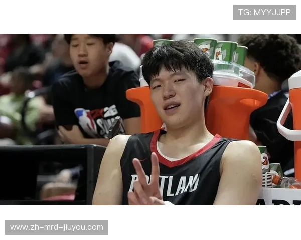 大哥带进季后赛杨瀚森表现亮眼回顾此前用头靠阿夫迪亚肩膀瞬间